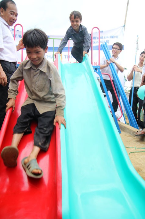 Niềm vui sướng của những đứa trẻ nghèo lần đầu tiên được chơi cầu trượt